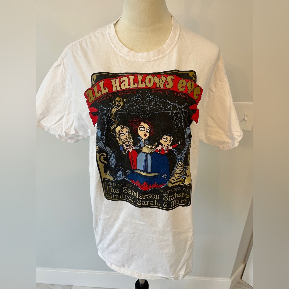 Women’s size large 100% cotton Sanderson sisters hocus pocus tee